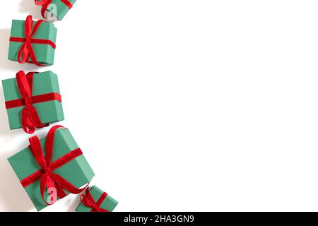 Regali di Natale verde isolato su sfondo bianco. Cornice di Natale. Felice Anno Nuovo. Vista dall'alto. Spazio per il testo. Foto Stock