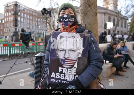 Londra, Regno Unito. 10th Dic 2021. Il manifestante tiene un cartello durante la manifestazione presso le corti reali di giustizia. Gli Stati Uniti vincono l'appello per estradare il fondatore di Wikileaks Julian Assange dal Regno Unito. Credit: Thomas Krych/Alamy Live News Foto Stock