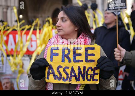 Londra, Regno Unito. 10th Dic 2021. Il manifestante tiene un cartello durante la manifestazione presso le corti reali di giustizia. Gli Stati Uniti vincono l'appello per estradare il fondatore di Wikileaks Julian Assange dal Regno Unito. Credit: Thomas Krych/Alamy Live News Foto Stock