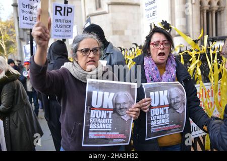 Londra, Regno Unito. 10th Dic 2021. I manifestanti tengono cartelli durante la manifestazione presso le corti reali di giustizia. Gli Stati Uniti vincono l'appello per estradare il fondatore di Wikileaks Julian Assange dal Regno Unito. Credit: Thomas Krych/Alamy Live News Foto Stock