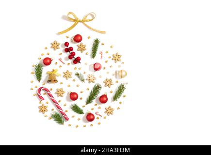 Decorazioni natalizie a forma di bauble natalizio isolato su sfondo bianco. Felice Anno Nuovo. Vista dall'alto. Foto Stock