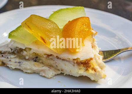 La cassata siciliana è un dolce molto famoso, composto da pan di Spagna farcito di ricotta al cioccolato, ricoperto di glassa e canditi. Foto Stock