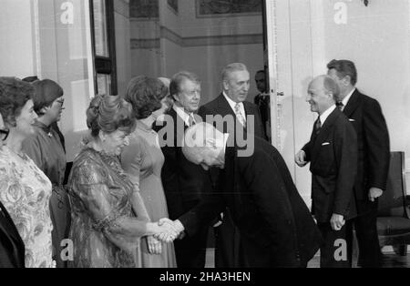 Warszawa, 1977-12-30. Z okazji wizyty prezydenta Stanów Zjednoczonych Ameryki (USA) Jimmy'ego Cartera w Urzêdzie Rady Ministrów odby³o siê przyjêcie. Pañstwo carter i Gierek witaj¹ zaprotzonych goœci. m.in. od lewej Stanis³awa Gierek (œciska d³oñ profesorowi Stanis³awowi Lorentzowi), Rosalynn carter, Jimmy carter, Edward Gierek. Z prawej kompozytor i pianista Witold Lutos³awski. Ad PAP/Zbigniew Matuszewski Varsavia, 30 dicembre 1977. In occasione della visita del Presidente degli Stati Uniti Jimmy Cartera presso l'Ufficio del Consiglio dei Ministri si è tenuto un ricevimento. I Carters e i Giereks sono noi Foto Stock