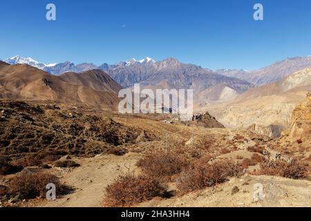 Vista del villaggio di Jharkot. Distretto di Mustang, Nepal. Dhaulagiri e Tukuche Peak sullo sfondo Foto Stock