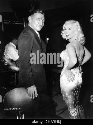 CLARK GABLE e MAMIE VAN DOREN sul set candid durante le riprese del direttore del PET 1958 DELL'INSEGNANTE GEORGE SEATON Costume design Edith Head Perlberg - Seaton Productions / Paramount Pictures Foto Stock