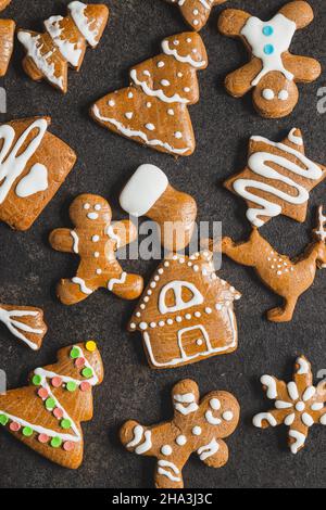 Biscotti fatti in casa con pan di zenzero di natale sul tavolo nero. Vista dall'alto. Foto Stock