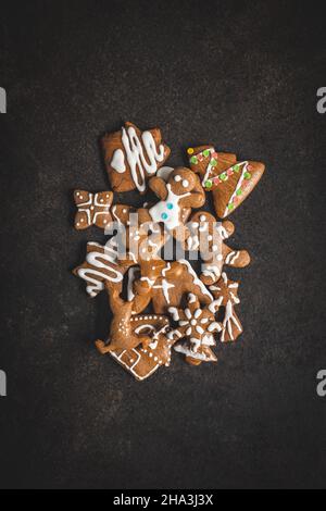 Biscotti fatti in casa con pan di zenzero di natale sul tavolo nero. Vista dall'alto. Foto Stock
