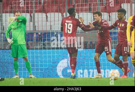 Monaco di Baviera, Germania. 08th Dic 2021. Thomas MUELLER, Müller, FCB 25 punteggi, spara gol, Tor, Treffer, Kopfballtor, Kopfballtreffer, 1-0, Marc-Andre ter STEGEN, Barca 1 nella partita FC BAYERN MUENCHEN - FC BARCELLONA del calcio UEFA Champions League fase di gruppo nella stagione 2021/2022 a Monaco, 08 dicembre 2021. Credit: Peter Schatz/Alamy Live News Foto Stock