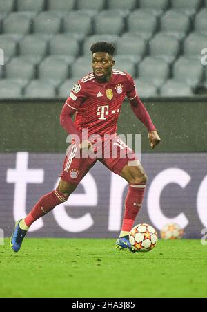 Monaco di Baviera, Germania. 08th Dic 2021. Alphonso DAVIES, FCB 19 nella partita FC BAYERN München - FC BARCELONA 3-0 di calcio UEFA Champions League fase di gruppo nella stagione 2021/2022 a Monaco di Baviera, 08 dicembre 2021. Credit: Peter Schatz/Alamy Live News Foto Stock