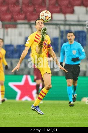 Monaco di Baviera, Germania. 08th Dic 2021. Sergio BUSQUETS, Barca 5 nella partita FC BAYERN München - FC BARCELONA 3-0 di calcio UEFA Champions League fase di gruppo nella stagione 2021/2022 a Monaco di Baviera, 08 dicembre 2021. Credit: Peter Schatz/Alamy Live News Foto Stock