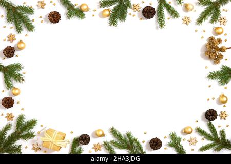 Cornice natalizia di rami di abete rosso, baubles d'oro e fiocchi di neve. Sfondo di Natale sul bianco. Disposizione piatta, vista dall'alto, spazio di copia. Foto Stock