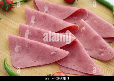 salame di prosciutto di manzo su sfondo bianco Foto Stock