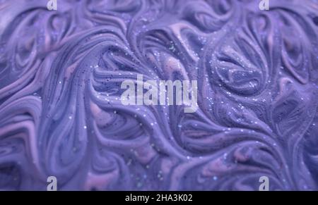 Astratto liquido texture sfondo in trendy viola molto peri colore dell'anno 2022 Foto Stock