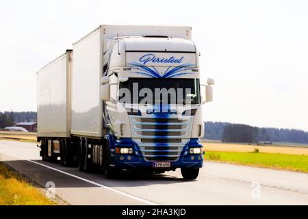 Il bellissimo camion Scania bianco e blu Piristeel traina il rimorchio  sull'autostrada 19 in un giorno d'estate. Luopajarvi, Finlandia. Agosto 9,  2018 Foto stock - Alamy