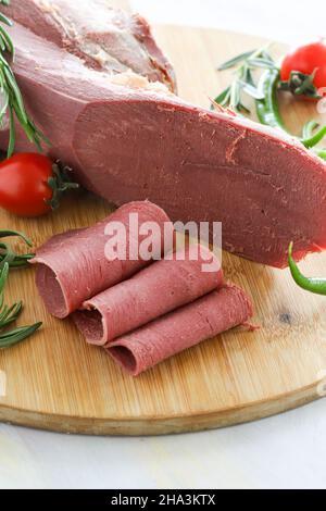 lingua di manzo affumicata su sfondo bianco. Nome locale füme dana dili Foto Stock