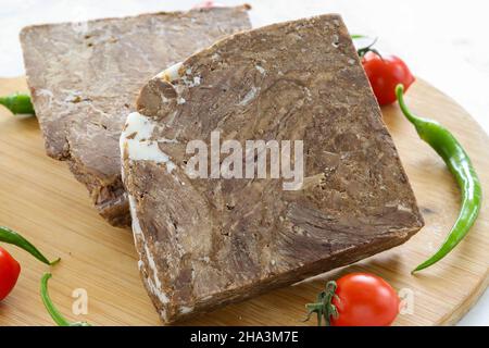 Carne arrosto turca (kavurma) su tavola di legno. Concetto EID al-Adha. Primo piano Foto Stock