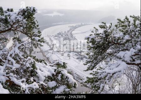 Lohmen, Germania. 10th Dic 2021. Vista panoramica da un punto di osservazione privilegiato nelle montagne di arenaria dell'Elba nel Parco Nazionale della Svizzera Sassone al centro benessere Rathen. Credit: Kahnert/dpa-Zentralbild/dpa/Alamy Live News Foto Stock