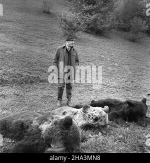 Rumunia 10,1976. I sekretarz KC PZPR Edward Gierek (nz.) podczas wizyty w Rumunii wzi¹³ udzia³ w polowaniu w Karpatach. meg PAP/Jan Morek Dok³adny dzieñ wydarzenia nieustalony. Romania, ottobre 1976. Primo Segretario del Comitato Centrale del Partito operaio Unito polacco Edward Gierek durante una caccia sui Carpazi. Il primo Segretario Gierek è in visita in Romania. PAP/JAN MOREK Foto Stock