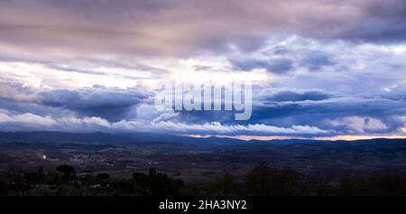 Nuvole drammatiche in una serata tempesta Foto Stock