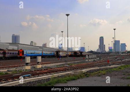 Binari ferroviari vuoti che si dirigono verso la città con cielo blu, paesaggio all'aperto. Foto Stock