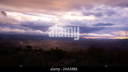 Nuvole drammatiche in una serata tempesta Foto Stock