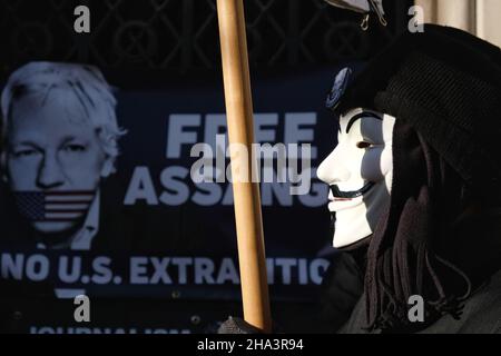 Londra, Regno Unito, 10th dicembre 2021. I sostenitori si riuniscono al di fuori delle corti reali di giustizia come si annuncia che Julian Assange può essere estradato negli Stati Uniti per affrontare le accuse di spionaggio. Credit: Undicesima ora Fotografia/Alamy Live News Foto Stock