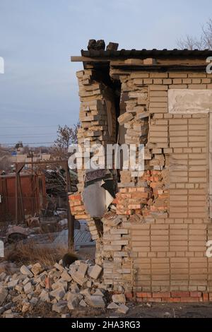 Angolo rovinato di muro di un vecchio edificio in mattoni Foto Stock