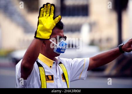 Traffici warden con facemask nel centro della città, Manila, Filippine Foto Stock