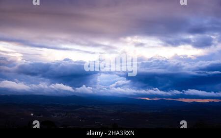 Nuvole drammatiche in una serata tempesta Foto Stock