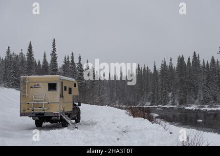 Ford Ranger con cabina add-on in neve profonda su un fiume, Storjola, Lapponia, Svezia Foto Stock