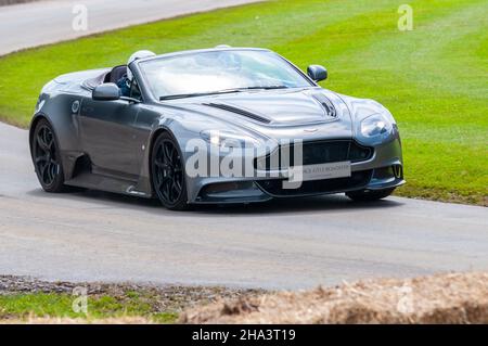 Aston Martin Vantage GT12 Roadster guida su pista di salita al Goodwood Festival of Speed. Progetto unico creato dalla divisione Q di Aston Martin Foto Stock