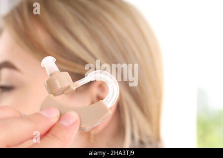 Concetto di assistenza sanitaria con apparecchi acustici, primo piano Foto Stock