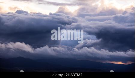 Nuvole drammatiche in una serata tempesta Foto Stock