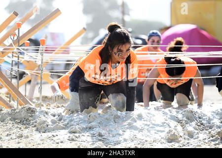 Kuwait City, Kuwait. 10th Dic 2021. I concorrenti partecipano a una gara di Saracen a Kuwait City, Kuwait, il 10 dicembre 2021. Credit: Asad/Xinhua/Alamy Live News Foto Stock