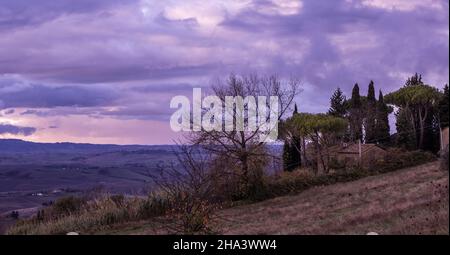 Nuvole drammatiche in una serata tempesta Foto Stock