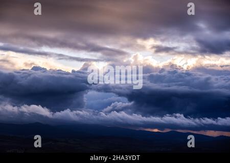 Nuvole drammatiche in una serata tempesta Foto Stock