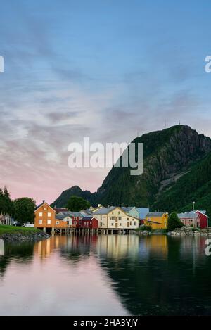 Vecchie case di legno presso il porto in alta marea a Mosjöen, Norvegia Foto Stock