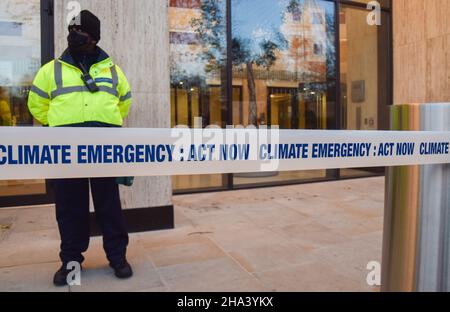 Londra, Regno Unito. 10th Dic 2021. I manifestanti si sono riuniti al di fuori della sede centrale britannica di Shell, in quanto gli azionisti dell'azienda hanno votato se spostare la propria sede centrale globale dai Paesi Bassi al Regno Unito. Credit: Vuk Valcic/Alamy Live News Foto Stock