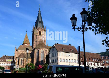 Wissembourg con Chiesa di San Pierre-et-St.Paul, Alsazia, Francia Foto Stock