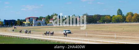 PLOIESTI, ROMANIA - 07 ottobre 2018: Un colpo panoramico di una corsa di cavalli trotto. Ippodromo di Ploiesti a Prahova, Romania. Foto Stock