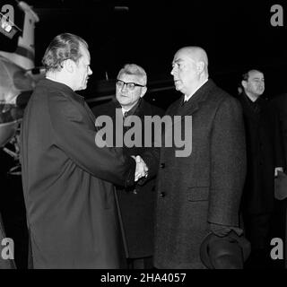 Warszawa, 1970-12-08. 6. Grudnia Willy Brandt, kanclerz Niemieckiej Republiki Federalnej (NRF) przyby³ do Warszawy z trzydniow¹ wizyt¹. Jej g³ównym punktem by³o podpisanie 7. Grudnia uk³adu o podstawach normalizacji stosunków miêdzy Niemieck¹ Republik¹ Federaln¹ (NRF) a Polsk¹ Rzeczpospolit¹ Ludow¹ (PRL). NZ. Kanclerz Willy Brandt w towarzystwie premiera PRL Józefa Cyrankiewicza. W tle cz³onek Biura Politycznego KC PZPR Mieczys³aw Jagielski. ³p/ad PAP/Mariusz Szyperko Varsavia, 7 dicembre 1970. Il 6 dicembre 1970 il Cancelliere della Repubblica federale di Germania Willy Brandt arrivò a Varsavia per pagare Foto Stock