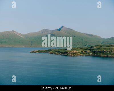 Guardando a sud attraverso il verde paesaggio estivo di Loch Na Keal a ben More montagna sulla m isola di Mull, Inner Hebrides, Argyll & Bute Scotland UK Foto Stock