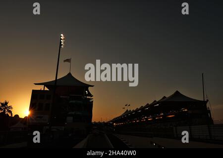 Abu Dhabi, Abu Dhabi. 10th Dic 2021. Circuito atmosfera - tramonto. Gran Premio di Abu Dhabi, venerdì 10th dicembre 2021. Yas Marina Circuit, Abu Dhabi, Emirati Arabi Uniti. Credit: James Moy/Alamy Live News Foto Stock