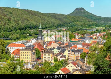 Vista sulla città di Bad Schandau nelle montagne di arenaria dell'Elba, vista dal ponte di osservazione dell'ascensore storico, Sassonia, Germania Foto Stock