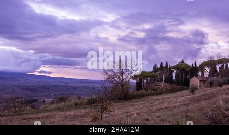 Nuvole drammatiche in una serata tempesta Foto Stock