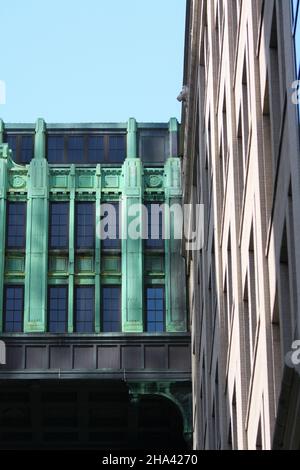 Il lucernario ornato di Verdigris Gimbel, costruito nel 1925 su West 32nd Street, è in pericolo di diventare uno dei monumenti storici destinati alla distruzione, vi Foto Stock