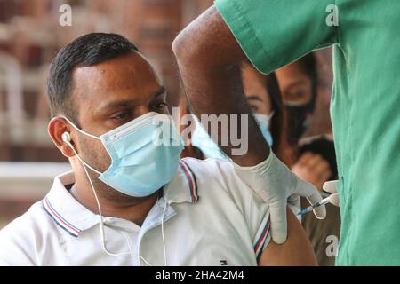 Colombo, Sri Lanka. 10th Dic 2021. Un medico dell'esercito dello Sri Lanka inocula un uomo con un colpo di richiamo del vaccino del coronavirus Covid-19 in un centro di vaccinazione a Colombo il 10 dicembre 2021. (Foto di Saman Abesiriwardana/Pacifi Press) Credit: Pacific Press Media Production Corp./Alamy Live News Foto Stock