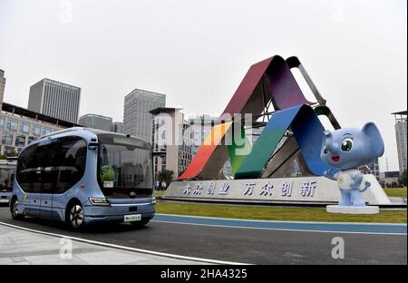 Pechino, 19 ottobre. 10th Dic 2021. Un autobus autonomo è visto durante la settimana nazionale di innovazione di massa e di imprenditorialità 2021 a Zhengzhou, capitale della provincia centrale di Henan della Cina, il 19 ottobre 2021. PER ANDARE CON XINHUA TITOLI DI DEC. 10, 2021. Credit: Li Jianan/Xinhua/Alamy Live News Foto Stock