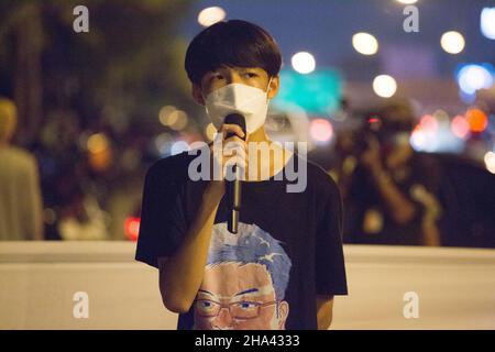 Bangkok, Tailandia. 08th Dic 2021. I manifestanti si sono alzati per fare discorsi chiedendo il rilascio dei prigionieri politici. (Foto di Atiwat Siltamethanont/Pacific Press) Credit: Pacific Press Media Production Corp./Alamy Live News Foto Stock