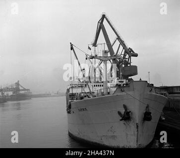 Gdañsk, 1970-01-25. Drobnicowiec s/s Narwik by³ jednym z polskich empajerów, tj. Brytyjskich statków seryjnej wojennej budowy, którym do podstawowego cz³onu nazwy dodawano s³owo impero. Imiê Narwik (spolszczona nazwa norweskiego miasta Narvik) nadano 6 Marca 1942 r. ju¿ zwodowanemu statkowi Empire Roamer, który zakupiony zosta³ przez rz¹d polski dla GAL (Gdynia-Ameryka Linie ¯eglugowe SA, Gdynia) Danzica, 25 gennaio 1970. La nave da carico generale 'Narwik' era uno degli imperi polacchi, navi britanniche costruite nel WW2. La nave fu chiamata 'Narwik' (città norvegese Narvik) su M. Foto Stock